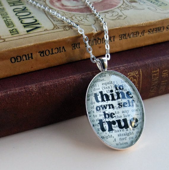 Ciondolo di argento con citazione di Shakespeare.