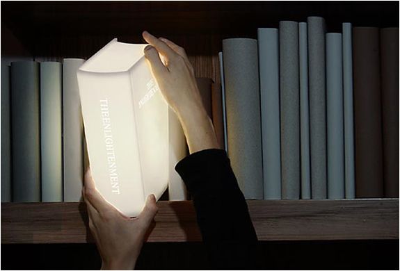 La lampada fatta a libro la trovi su LightUpYourWorld.