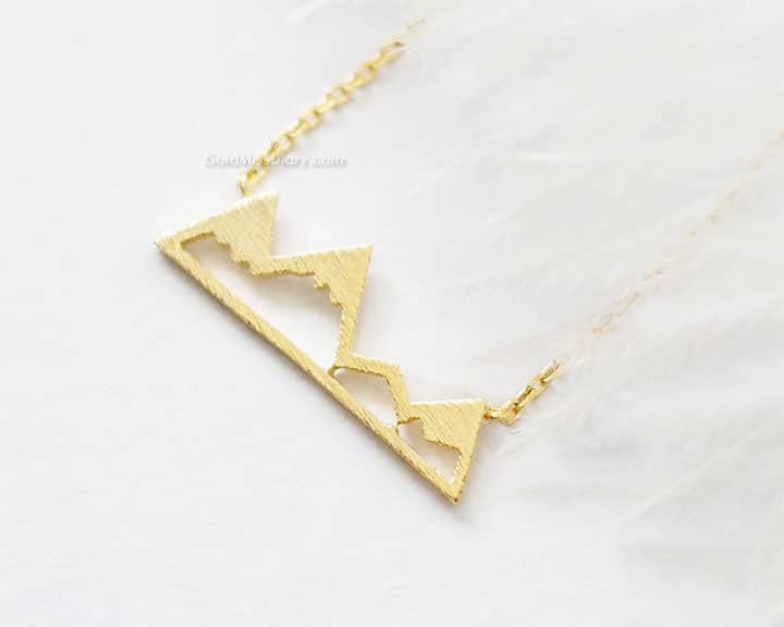 Collana in oro con profilo montagna