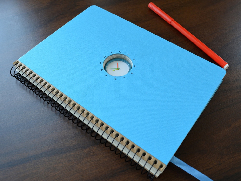Agenda con orologio integrato