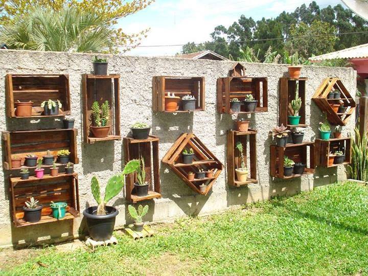 Cassette di legno riutilizzate come porta vasi