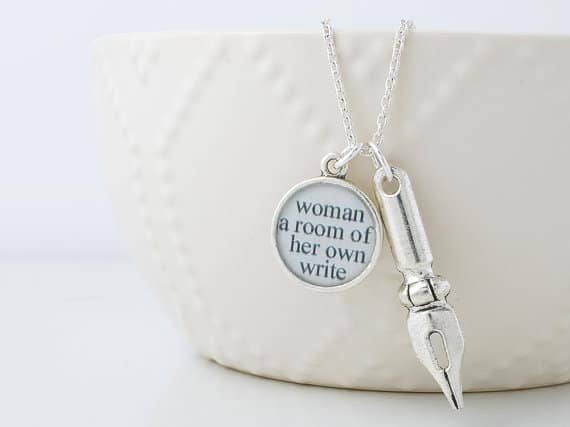 Collana con ciondolo con pennino e dedica