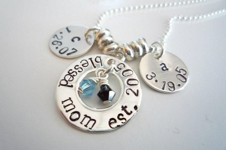 Collana in argento con l'iniziale del nome e la data di nascita dei figli