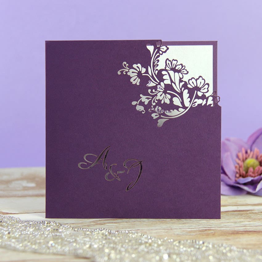 Partecipazioni laser cut con motivo floreale e iniziali