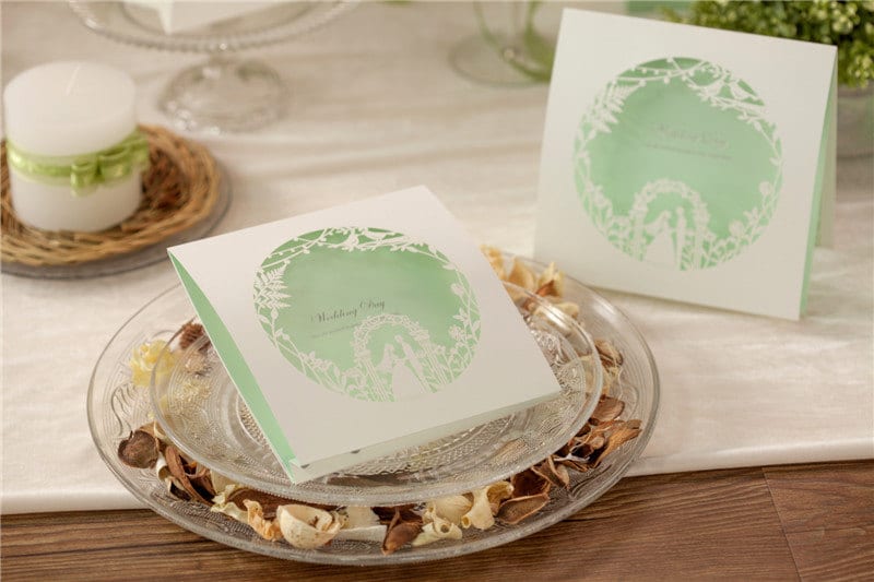 Partecipazioni laser cut con sposi nel bosco