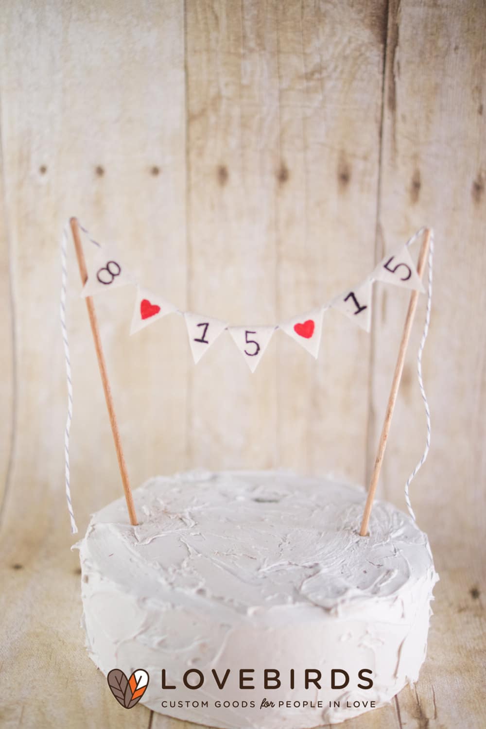 Cake topper con bandierine e data del matrimonio