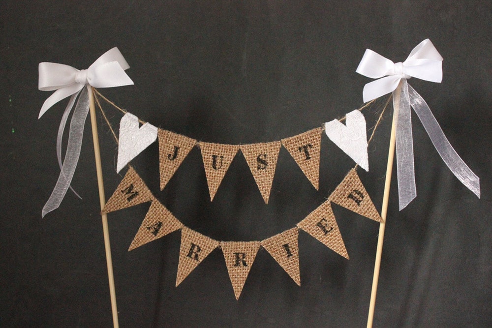 Cake topper rustico con bandierine
