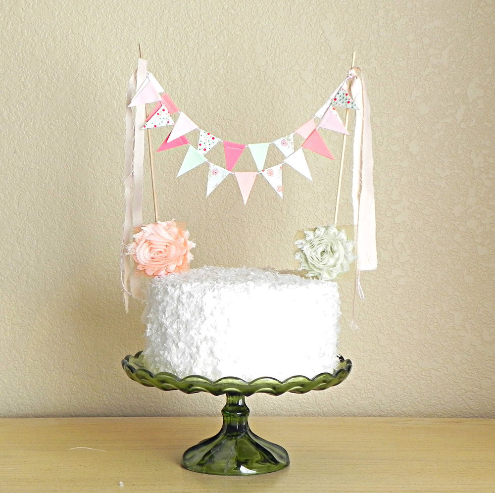 Cake topper con bandierine in stile shabby