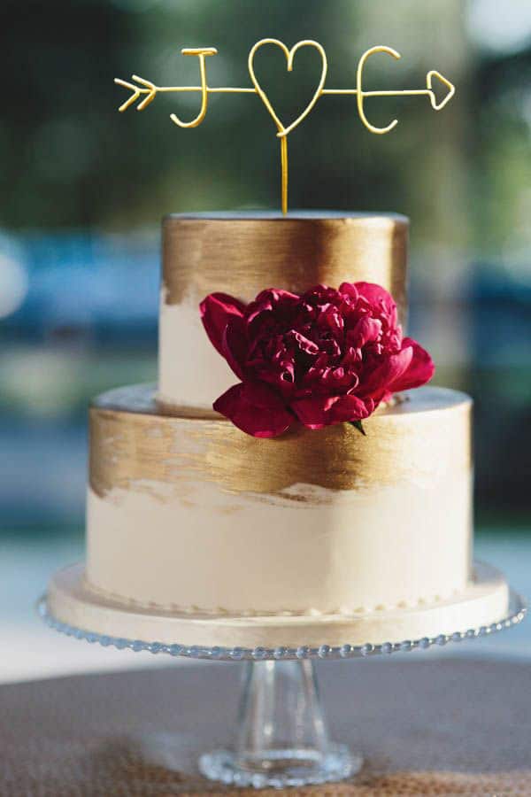 Cake topper con iniziali in fil di ferro dorato