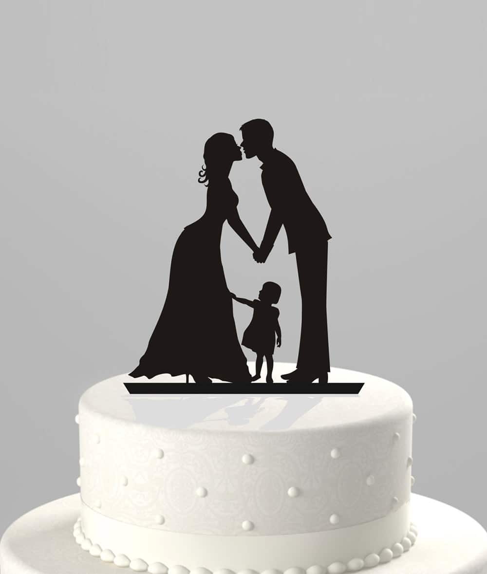 Cake topper con sagome degli sposi e della figlia