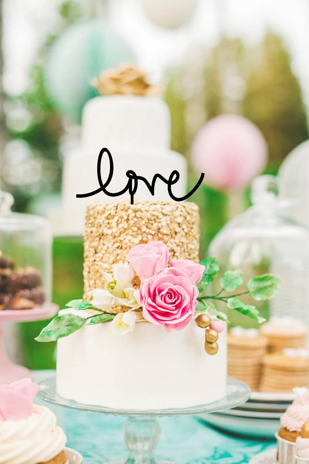 Cake topper con scritta "love"