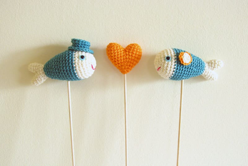 Cake topper con pesciolini fatti all'uncinetto