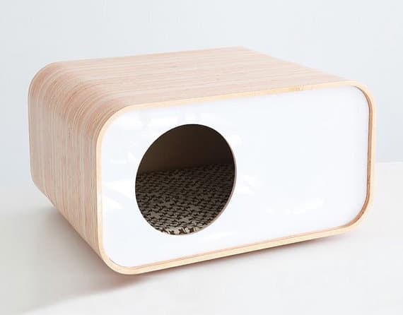 Cuccia per gatto in compensato.