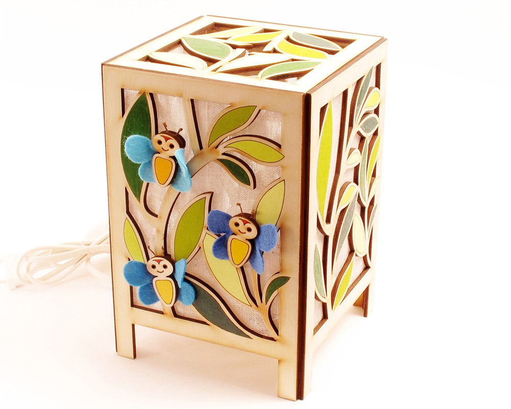 Lampada per cameretta in legno con farfalle