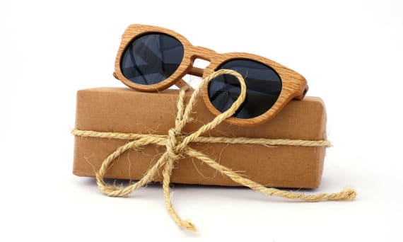 occhiali da sole con montatura in legno