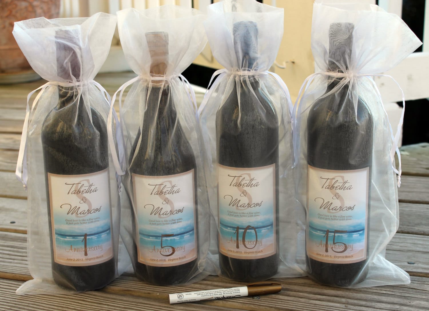 Bottiglie di vino con etichette personalizzate idea bomboniera ... Alzatina ispirazioni Bomboniera