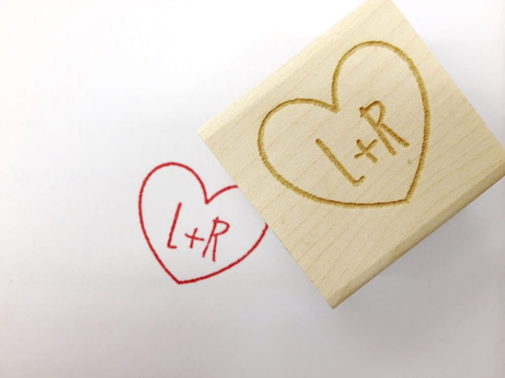 Timbri personalizzati legno per matrimonio con cuore e iniziali degli sposi
