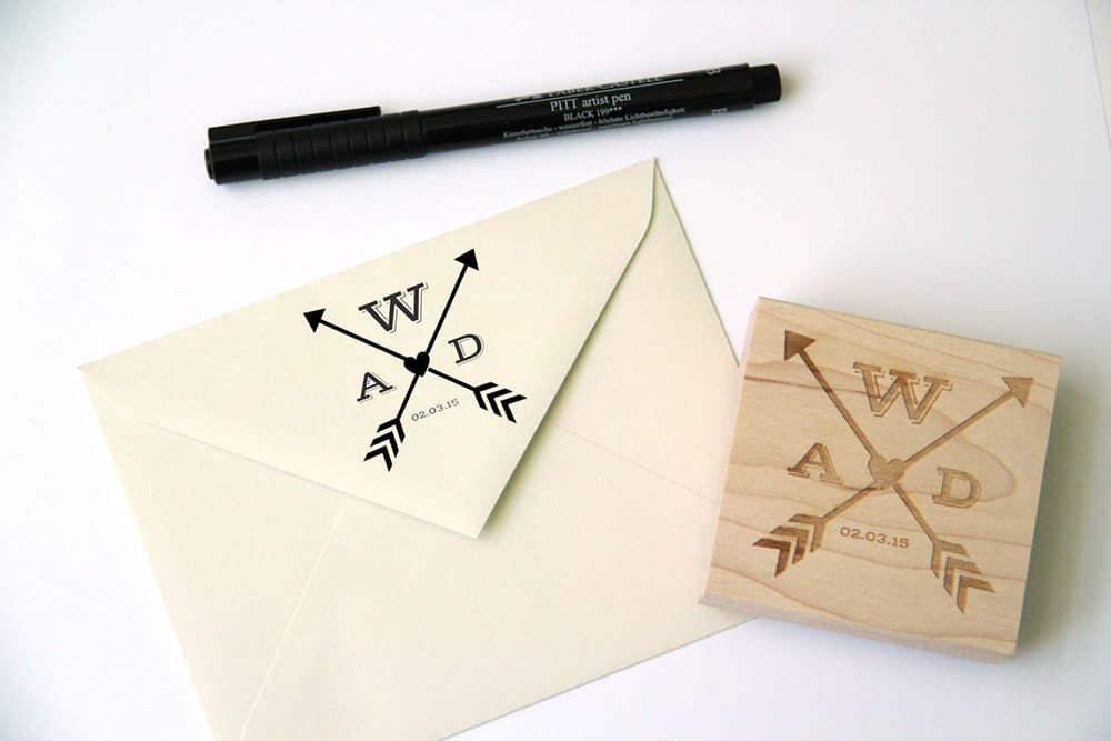 Timbro personalizzato matrimonio con monogramma moderno con frecce