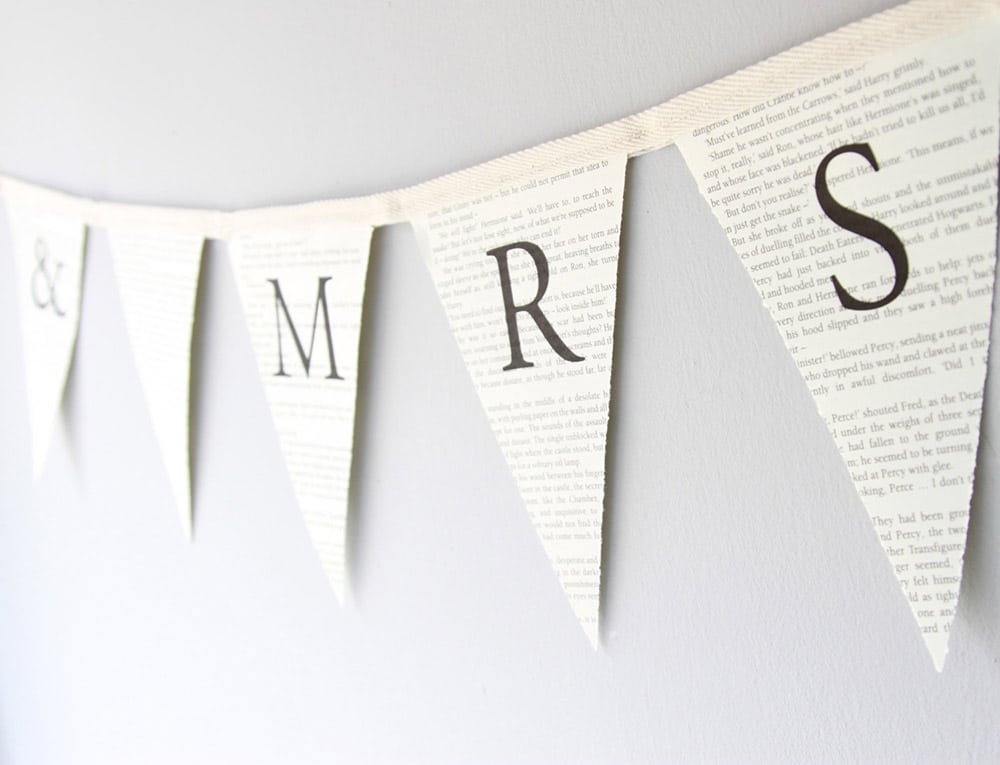 Festone matrimonio con bandierine su pagine di libro