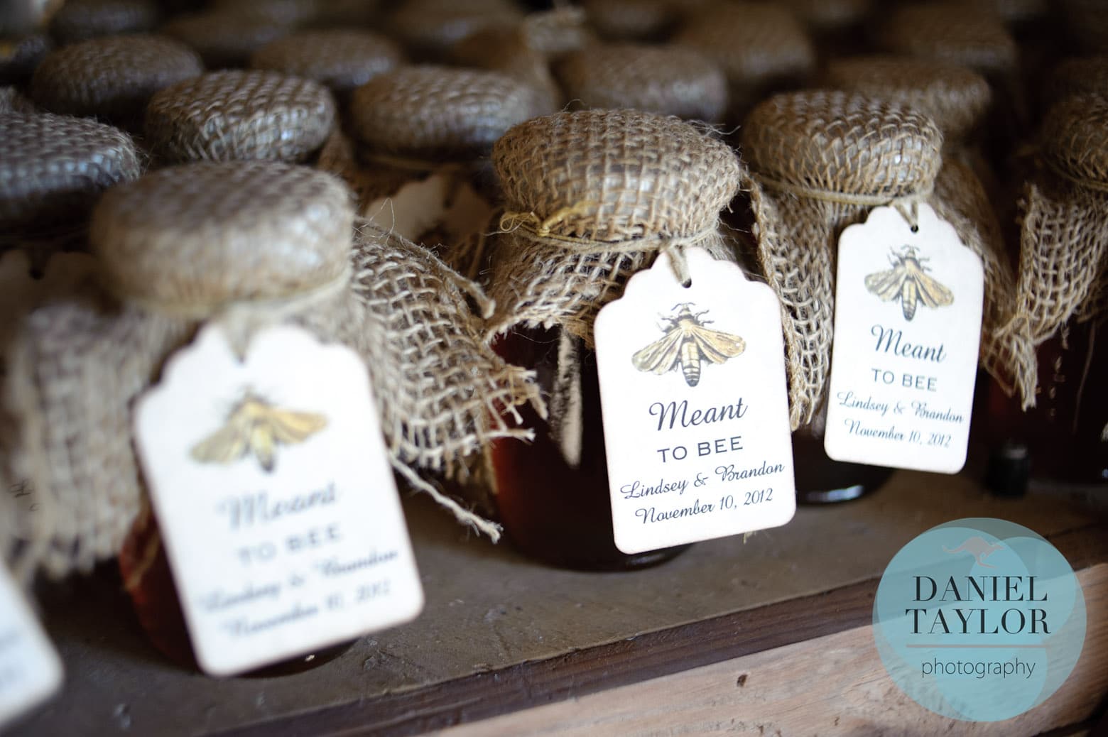 miele-bomboniera-matrimonio-biglietto-copri-tessuto-juta3