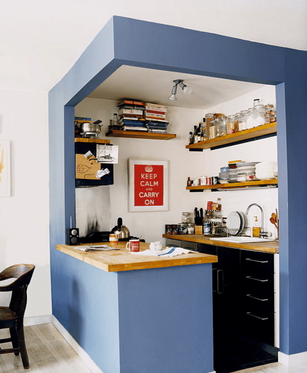 cucina-parete-dipinta-blu
