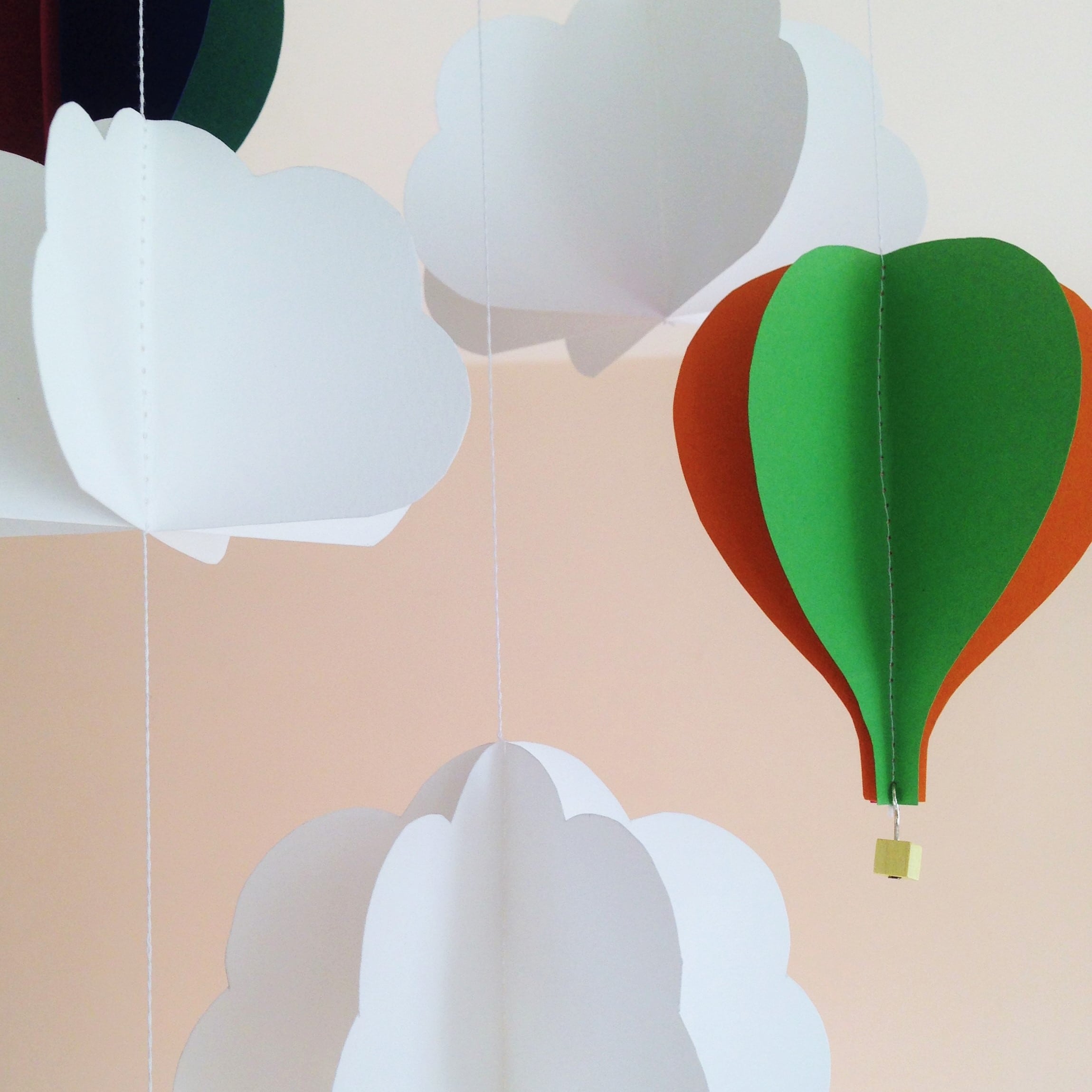 Decorazione Cameretta Neonato con Nuvola e Mongolfiere di Carta