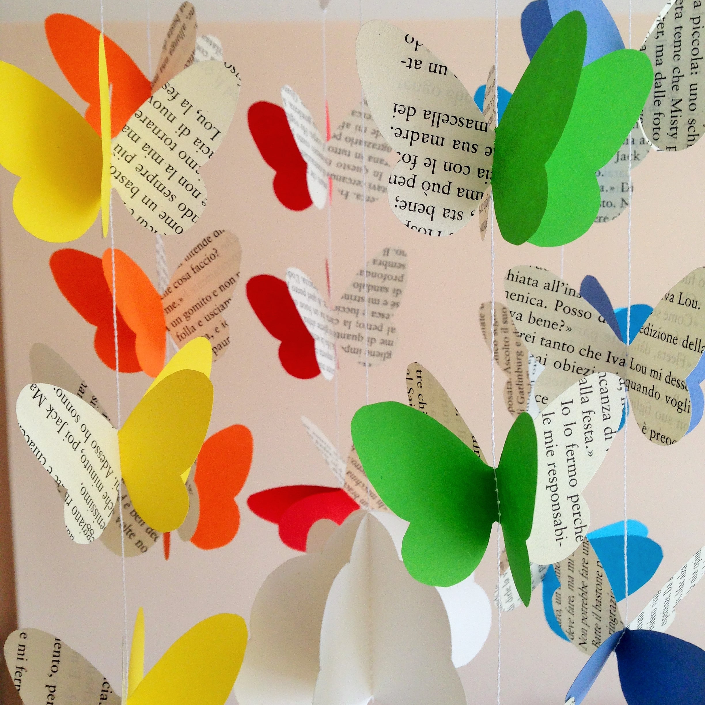giostrina culla farfalle colorate e giornale