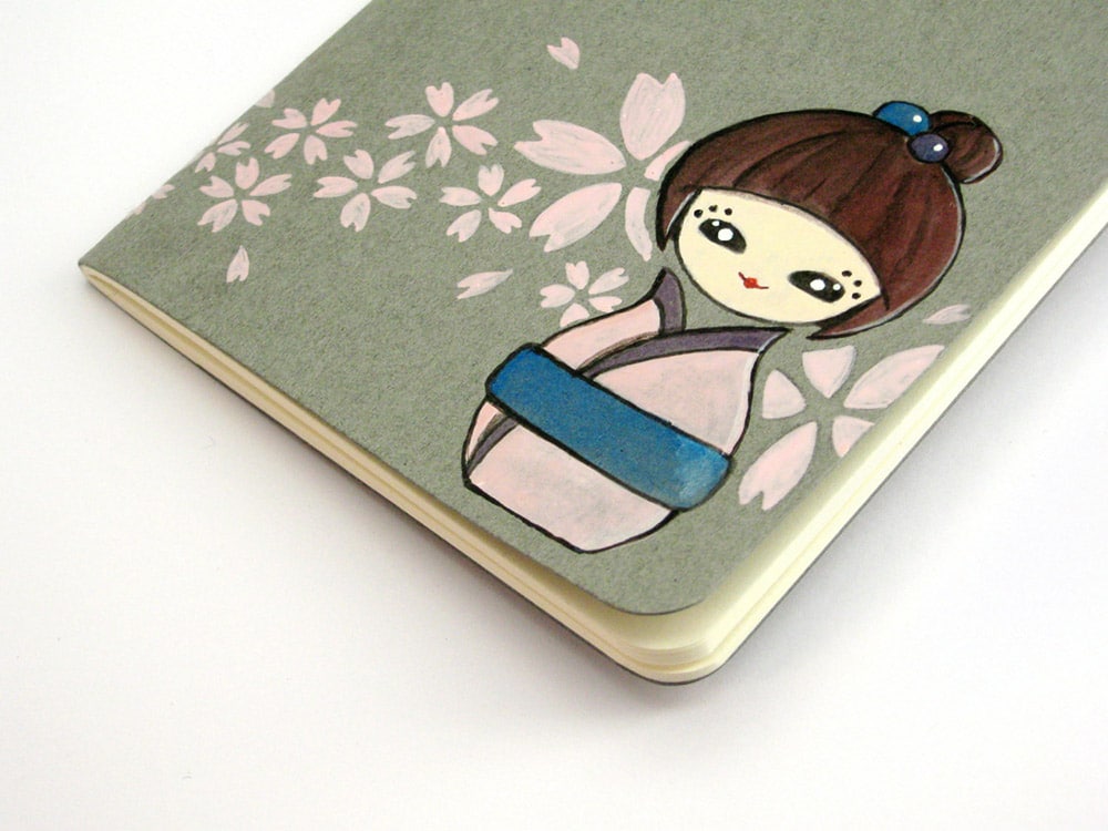 Quaderno con disegnata a mano una bambolina kokeshi