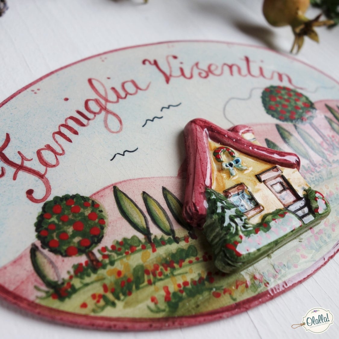 Targhetta Nome di Famiglia con Casetta in Rilievo Dipinta a Mano