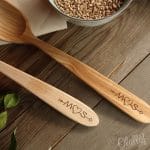cucchiai-legno-particolare-incisione-iniziali-freccia