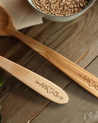 cucchiai-legno-particolare-incisione-iniziali-freccia
