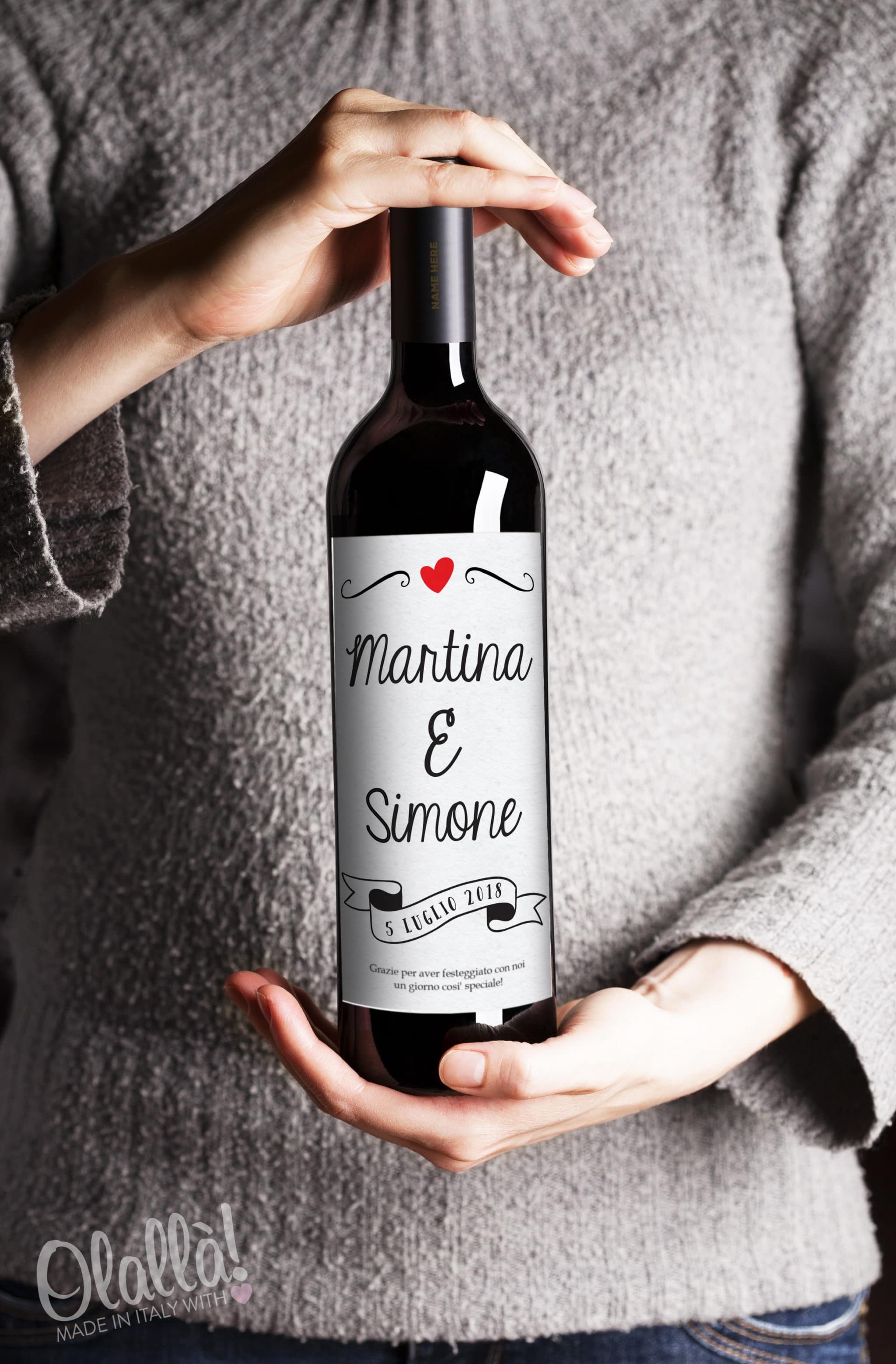 Bottiglia di vino personalizzata con nomi e banner con data del ... Alzatina ispirazioni Bomboniera
