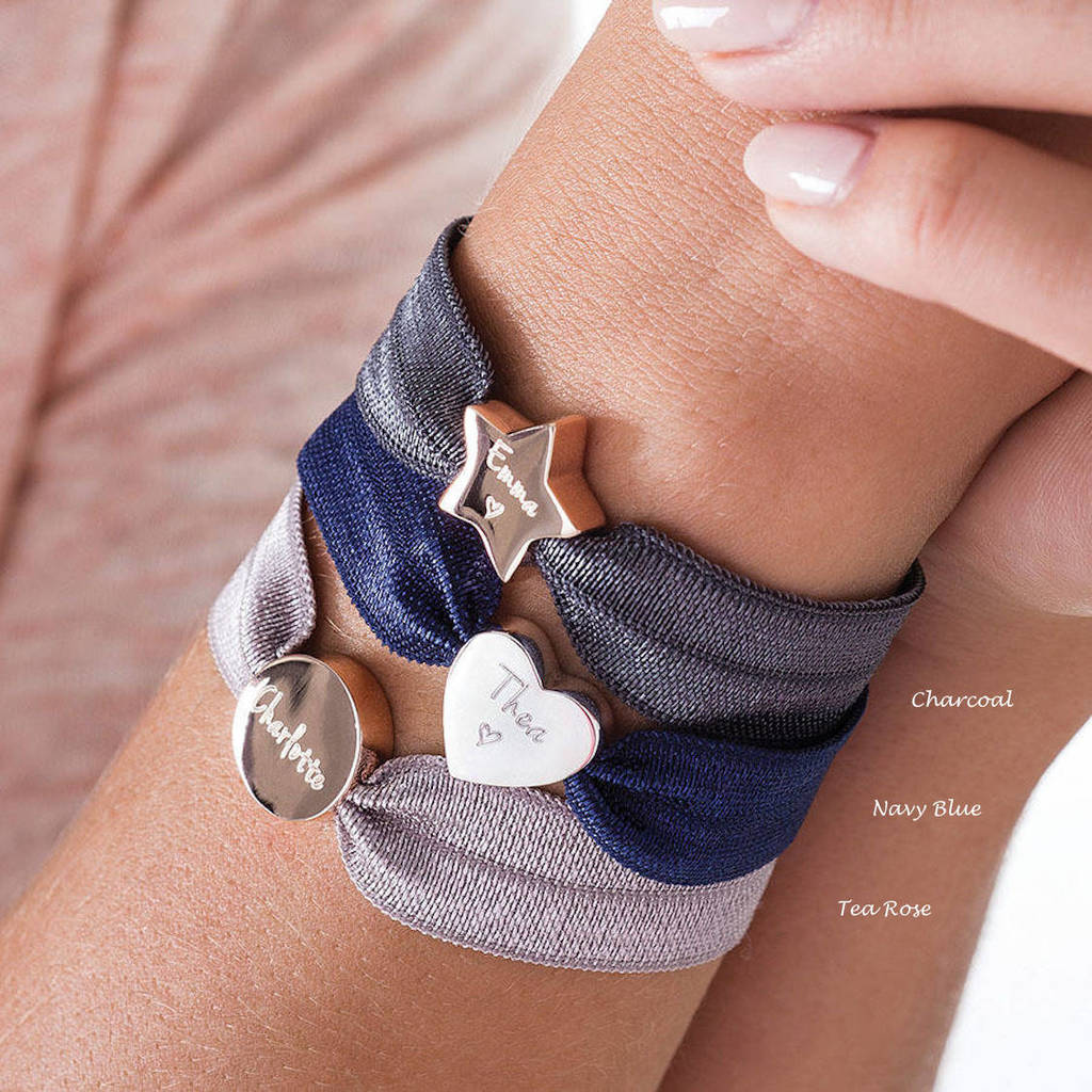Splendidi braccialetti per il tuo gruppo di amiche del cuore Uno per ognuna con colori del nastro diversi e forma dello charm unica per ognuna di voi