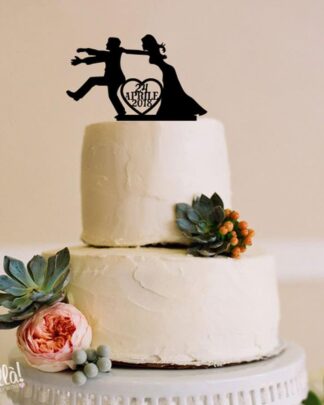 cake-topper-donna-che-spinge-uomo-personalizzato-data-matrimonio