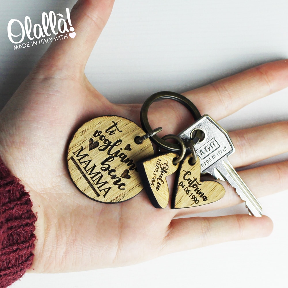 Portachiavi in legno forma doppio tag / cuore con nome e frase incise L.8 cm 3176 idea regalo San Valentino - Officina Creativa