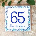 numero-civico-ceramica-personalizzato-decoro-fiori-azzurri