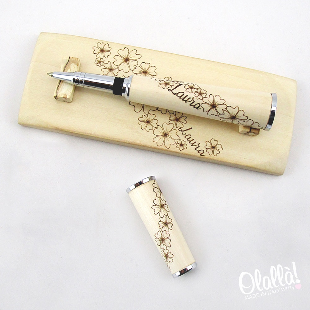 Penna In Legno Con Basamento Personalizzata Con Nome E Decorazione Fiori Idea Regalo Laurea Olalla