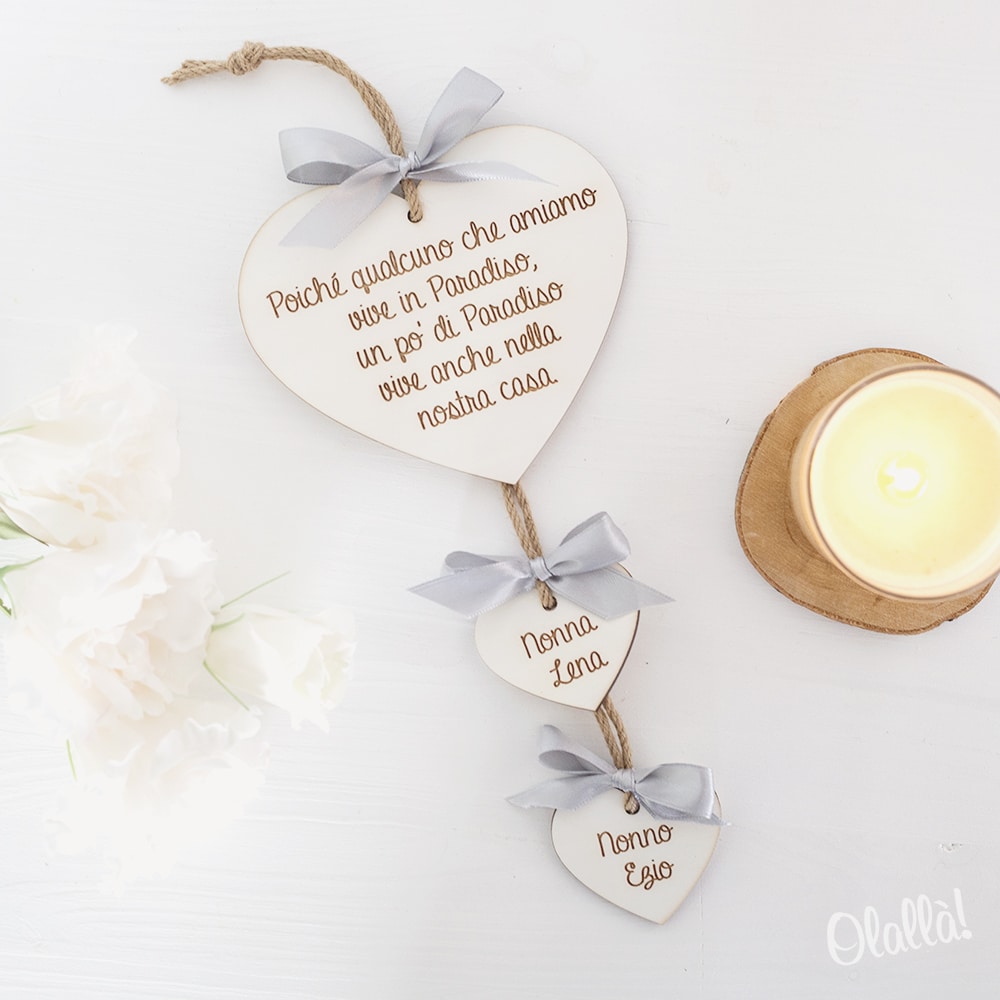 Cuore in Legno con Cuoricini Pendenti, Frase Personalizzata e Nomi -  Decorazione per Ricordare i Propri Cari