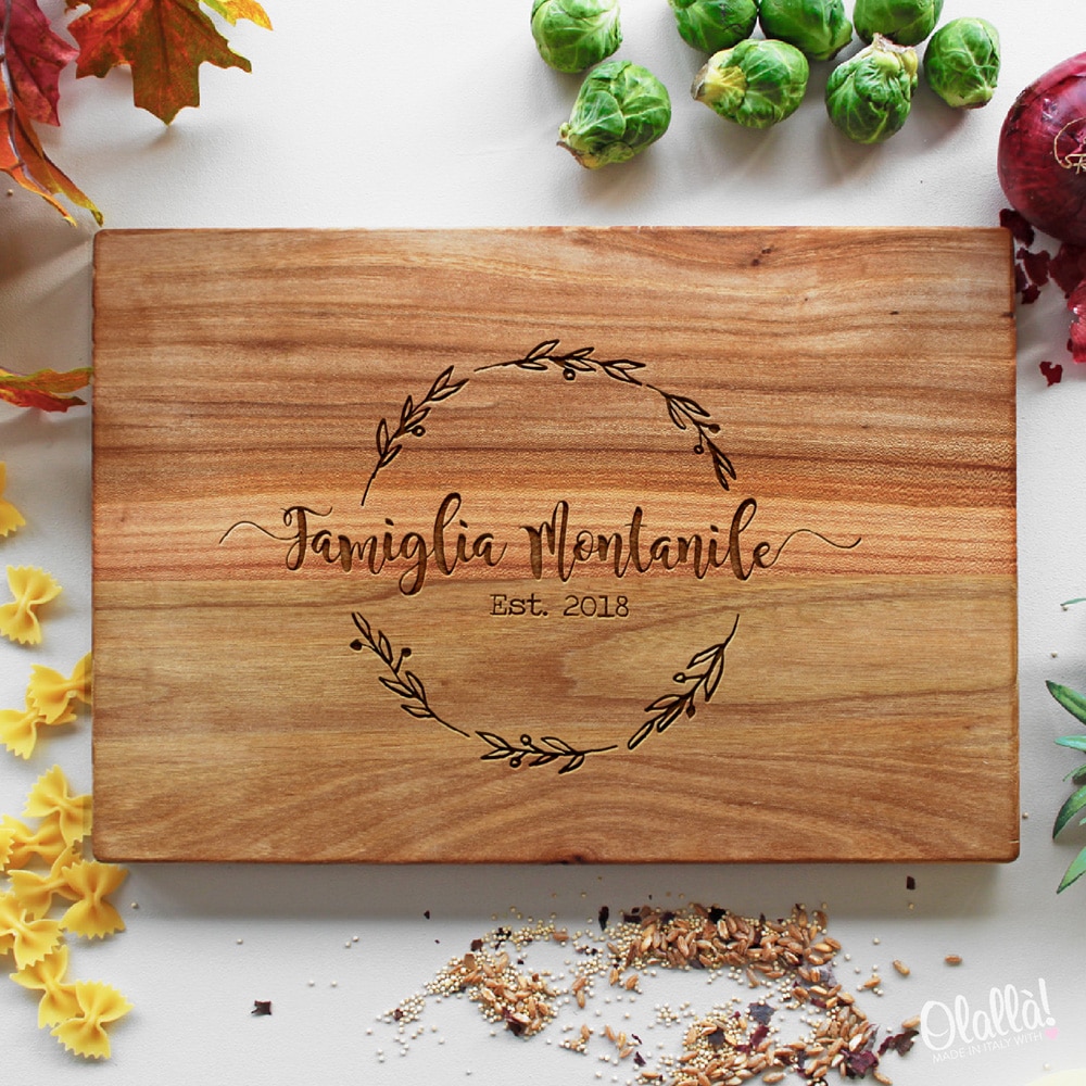 Tagliere in Legno Personalizzabile con Nome della Famiglia, Data e Coroncina di Foglie - Idea Regalo Originale - immagine 2
