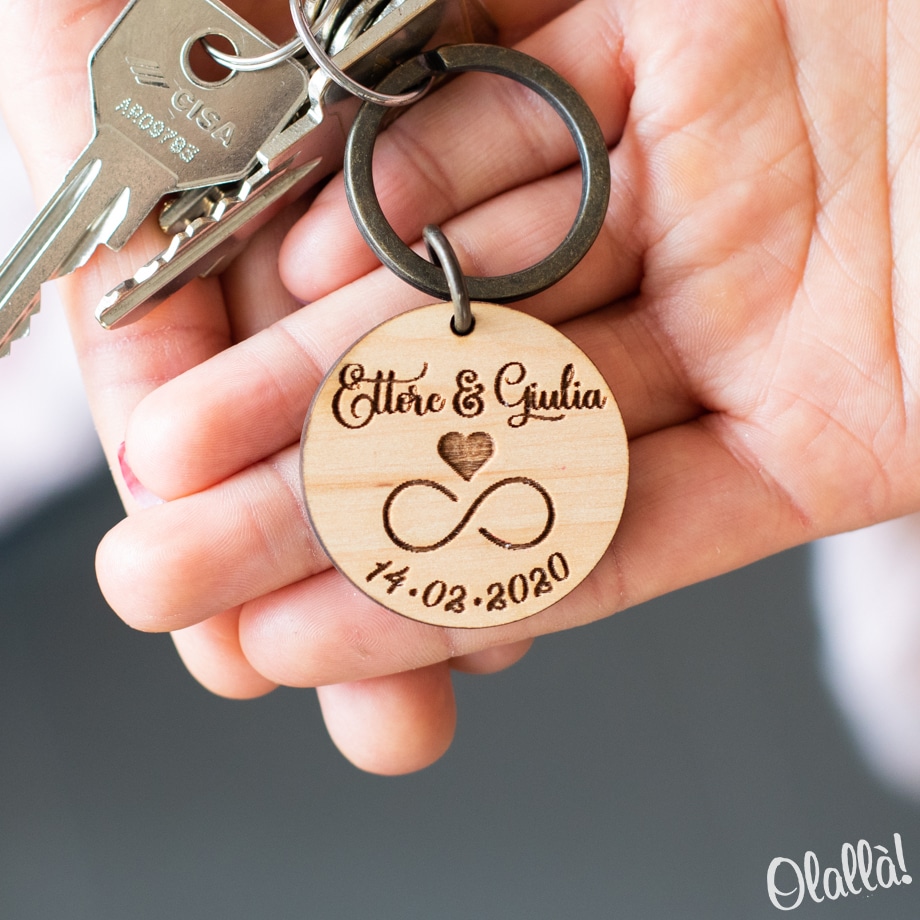 Portachiavi in Legno Tondo Personalizzato con Vostri Nomi Data e Infinito  Amore - Idea Regalo San Valentino