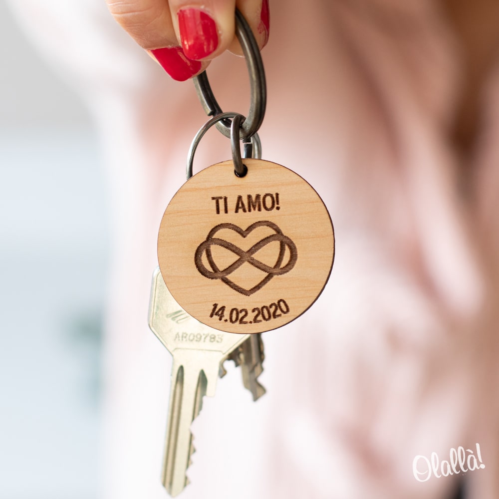 Portachiavi in Legno Tondo Personalizzato con Vostri Nomi Data e Cuore  Infinito - Idea Regalo San Valentino