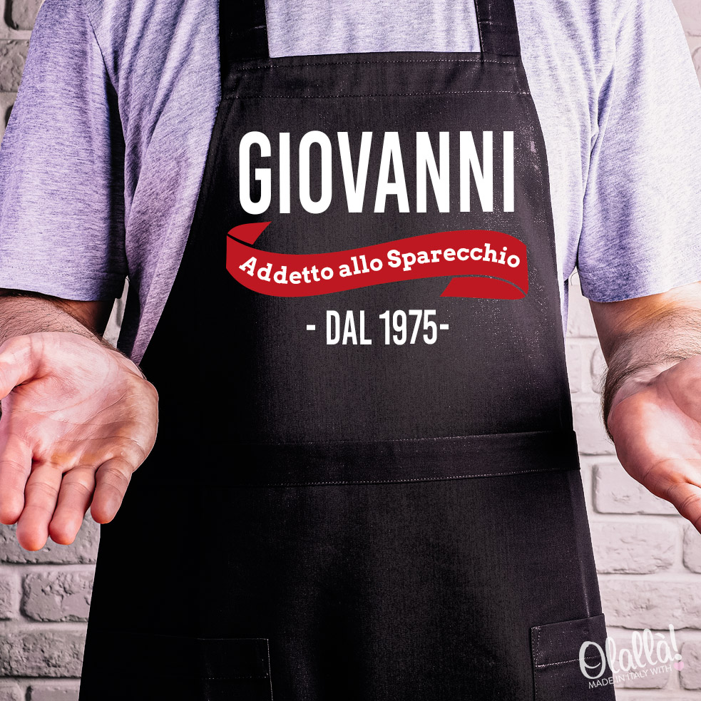 Grembiule da Cucina Simpatico Addetto a  Personalizzato con Nome e  Anno - Idea Regalo Uomo Divertente