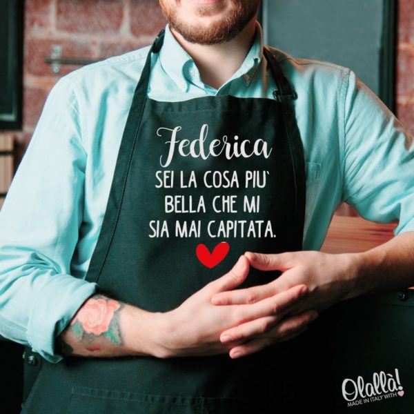 Grembiule da Cucina Personalizzato per Lui con Nome Dedica e Cuoricino Rosso - Idea Regalo San Valentino o Anniversario - immagine 2