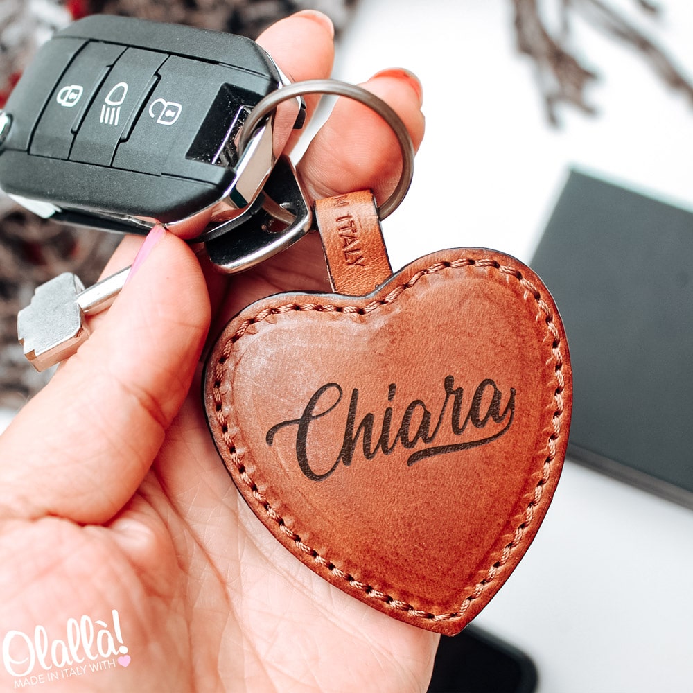 Portachiavi a Cuore in Cuoio Personalizzato con Nome in Stile