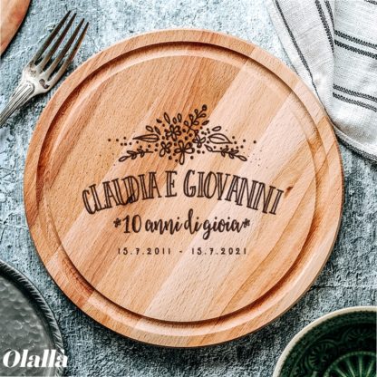 Tagliere Personalizzato con Nomi e Data del Cuore con Ghirlanda - immagine 3