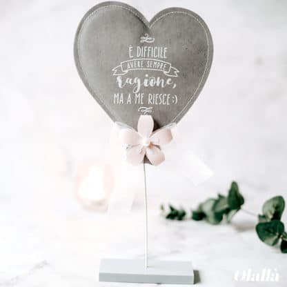 Decorazione Stile Shabby a Cuore con Fiore e scritta “E’ difficile avere sempre ragione ma a me riesce”