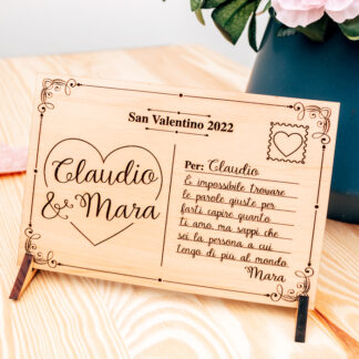 cartolina-legno-parole-amore-anniversario-san-valentino