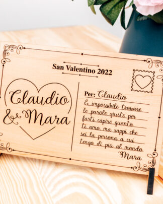 cartolina-legno-parole-amore-anniversario-san-valentino
