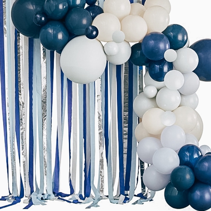 Blu e bianco palloncini isolati su sfondo bianco. Numero d'argento 4, 4  palloncino metallizzato. Parte decorazione palloncini. Anniversario segno  Foto stock - Alamy