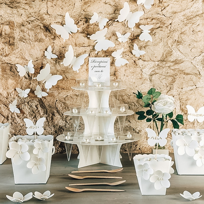 Alzata Decorativa a 3 Piani con Fori in Cartone Bianco - Idea
